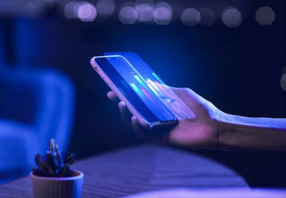 Image de uma mão segurando um smartphone com uma imagem saindo para fora da tela.